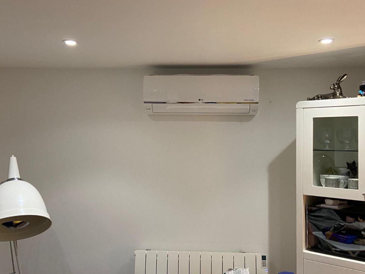 Lindas Free Parking Air Con Provisions Included Holiday home *